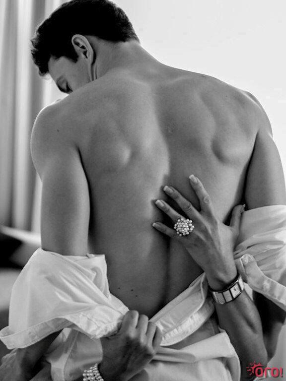 Красиво ты вошла. Мужские руки на женской спине. Ласки мужских рук. Целует спину. Ногтями по спине.